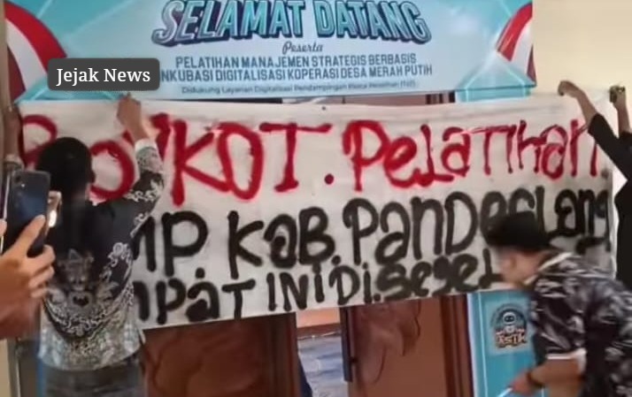 Suasana diskusi kritis peserta pelatihan KDMP Pandeglang di Hotel Mutiara Carita.
