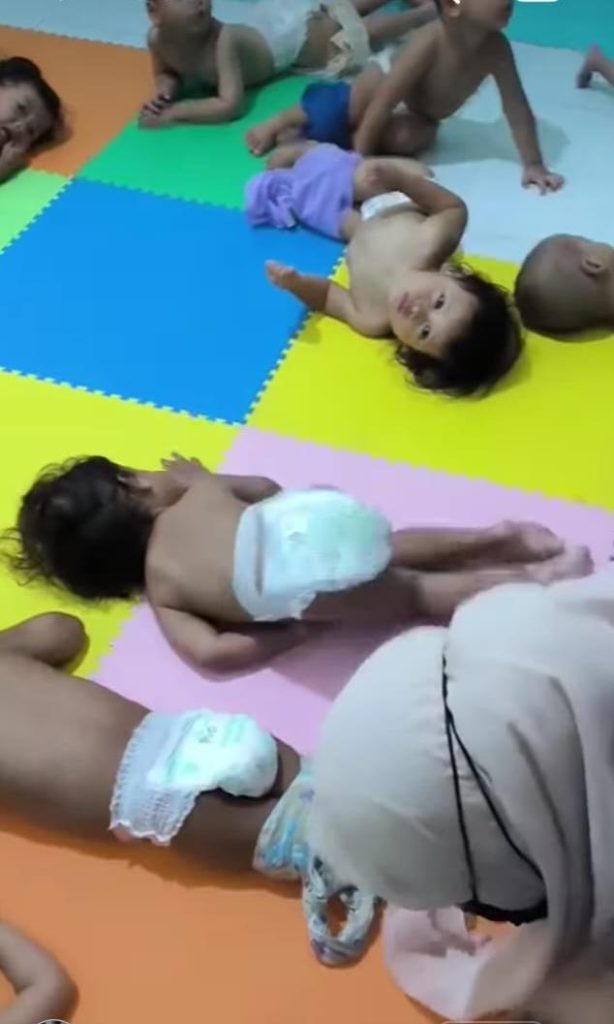 Garis polisi terpasang di depan gedung Daycare Little Aresha yang disegel.