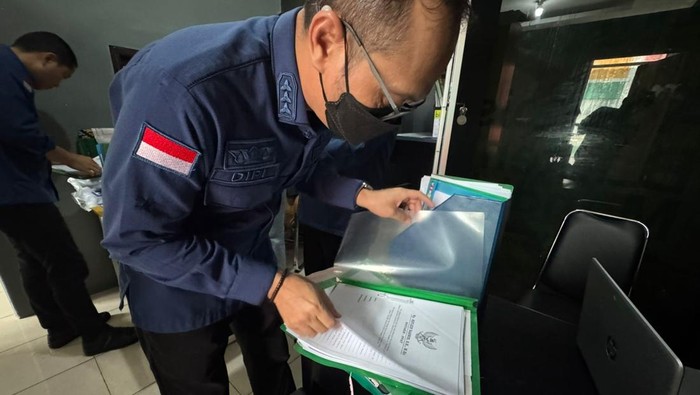 Suasana penggeledahan kantor PT Agrobisnis Banten Mandiri (ABM) oleh tim penyidik Kejaksaan Tinggi Banten terkait dugaan korupsi pengelolaan keuangan.