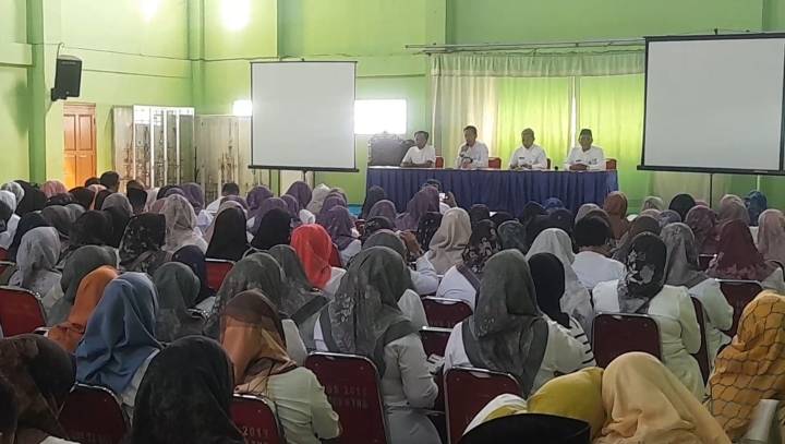Petugas Dinas Pendidikan Kota Tangerang memberikan penjelasan mengenai cara mendapatkan PIN pendaftaran dalam sebuah sesi sosialisasi daring dan luring.