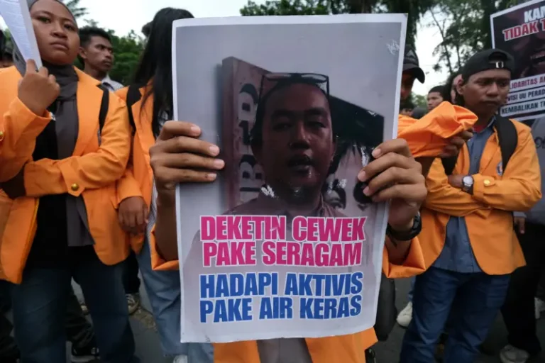 Terdakwa Serda Edi Sudarko (kanan) saat memberikan keterangan mengenai cedera mata yang dialaminya akibat terkena percikan air keras saat mengeksekusi serangan terhadap Andrie Yunus, Jakarta (29/4).