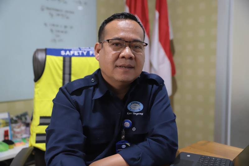 Direktur Utama Perumda Tirta Benteng Tangerang sedang memaparkan inovasi pembayaran digital air bersih.