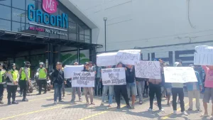 Barisan spanduk penolakan vendor parkir di depan gerai Mie Gacoan Pekalongan sebagai bentuk tuntutan kedaulatan ekonomi warga.