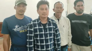 Ilustrasi massa aksi unjuk rasa membawa spanduk tuntutan penuntasan kasus korupsi di depan kantor Kejaksaan Negeri.