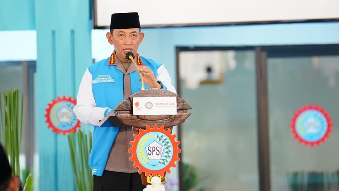 Kapolri Jenderal Pol. Listyo Sigit Prabowo saat berdialog dengan perwakilan buruh dan pengusaha di PT KMK Global Sport, Tangerang.