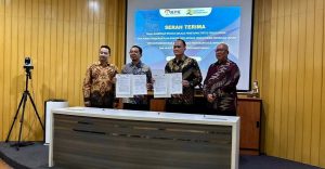 Serah terima dokumen penetapan status penggunaan aset rampasan dari perwakilan KPK kepada pejabat Kementerian PU.