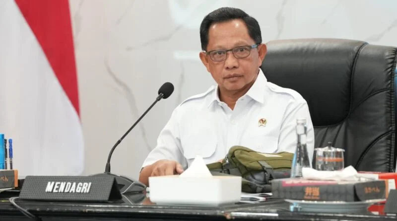 Dorong Energi Bersih: Mendagri Tito Karnavian menginstruksikan pembebasan pajak kendaraan listrik sebagai upaya strategis menekan emisi karbon dan menjaga ketahanan energi nasional.