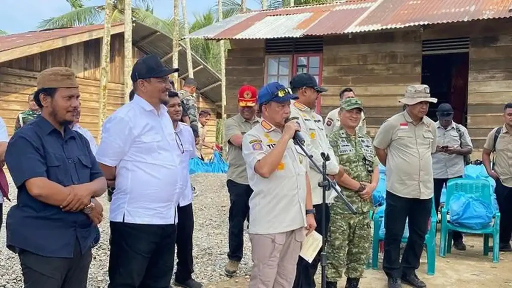 Menteri Dalam Negeri Muhammad Tito Karnavian saat berdialog hangat dengan pengungsi di tenda darurat Aceh Tamiang.