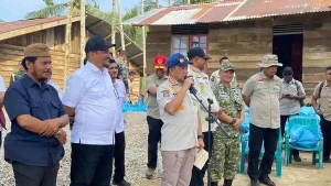 Menteri Dalam Negeri Muhammad Tito Karnavian saat berdialog hangat dengan pengungsi di tenda darurat Aceh Tamiang.