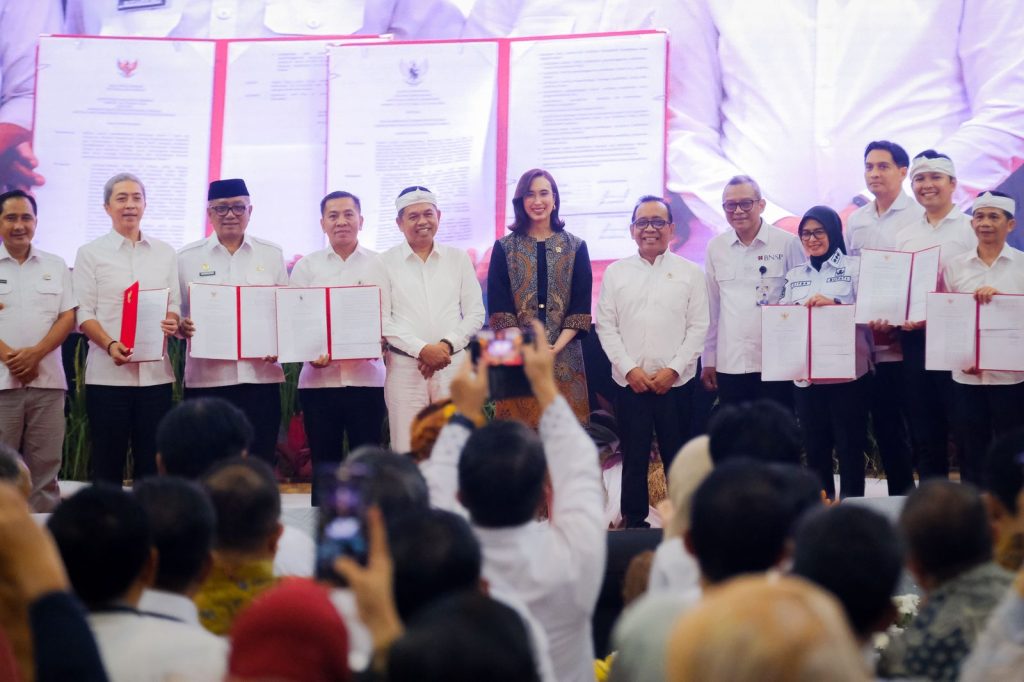 Menteri Pariwisata Widiyanti Putri Wardhana saat meluncurkan dokumen skema okupasi nasional pariwisata dalam acara Revitalisasi Pendidikan Vokasi di Bandung.