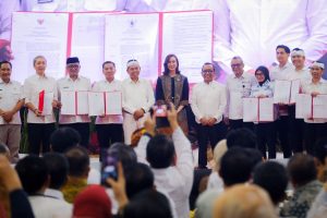 Menteri Pariwisata Widiyanti Putri Wardhana saat meluncurkan dokumen skema okupasi nasional pariwisata dalam acara Revitalisasi Pendidikan Vokasi di Bandung.