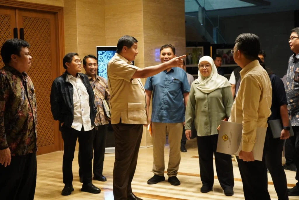 Menteri PKP Maruarar Sirait saat melakukan pertemuan koordinasi dengan Anggota BPK Haerul Saleh di Kantor BPK Jakarta