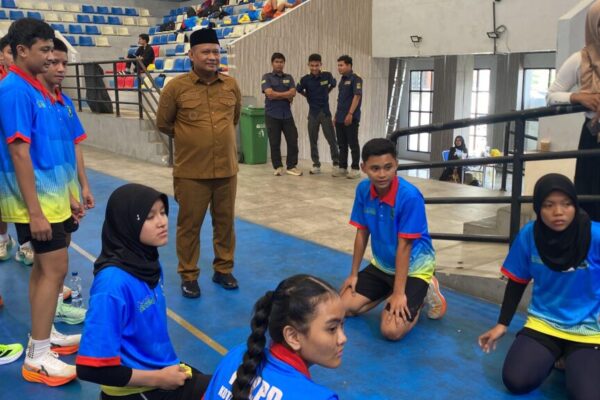 Kadispora Kota Tangerang Kaonang sedang berinteraksi dan memberikan motivasi kepada atlet PPLPD saat peninjauan tes fisik di GOR Nambo Jaya.