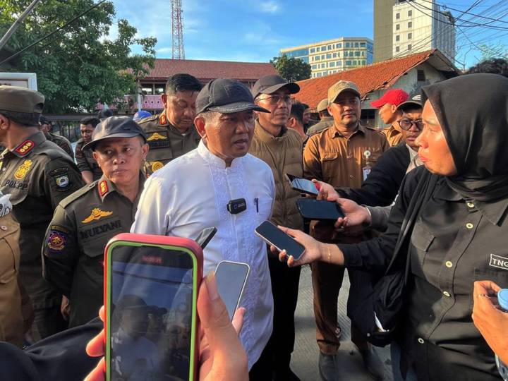 Foto proses pengamanan aset lahan eks SDN Rawa Bokor oleh Pemkot Tangerang secara persuasif.