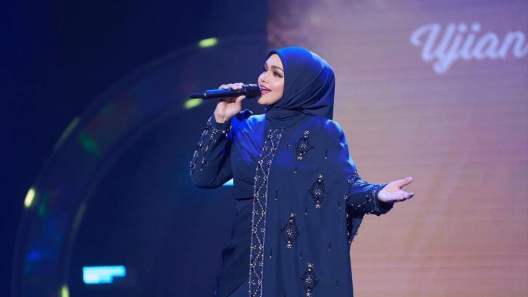 Siti Nurhaliza saat tampil di Sepang sebelum mengalami kecelakaan mobil.