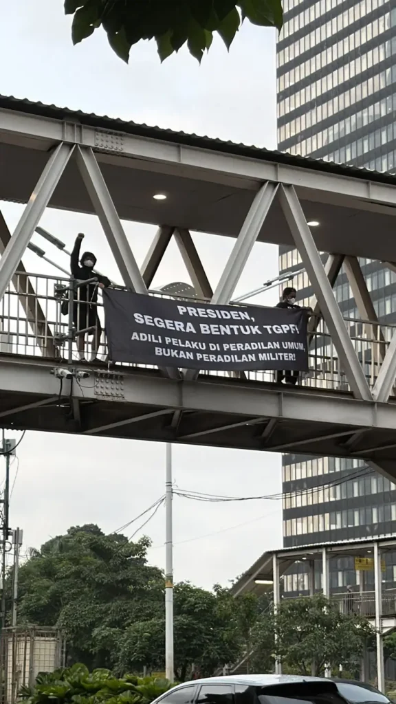 Infografis perbandingan jumlah tersangka kasus Andrie Yunus versi TNI vs TAUD vs Komnas HAM