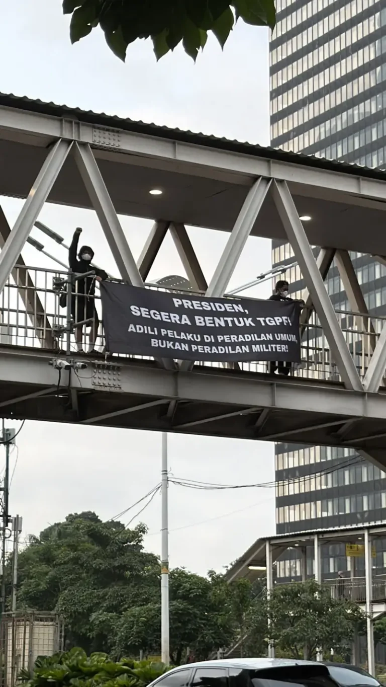 Infografis perbandingan jumlah tersangka kasus Andrie Yunus versi TNI vs TAUD vs Komnas HAM