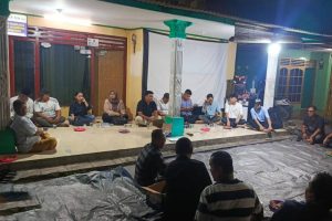 Petugas Perumda Tirta Benteng sedang melakukan sosialisasi pemasangan pipa air bersih kepada warga di Jatiuwung Tangerang.