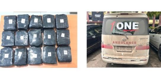 Petugas Polda Lampung menunjukkan barang bukti sabu seberat 15,7 kg yang ditemukan tersembunyi di dalam ambulans asal Tangerang saat razia di Pelabuhan Bakauheni.
