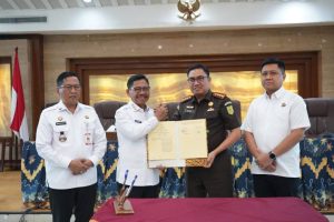 Penandatanganan MoU kerja sama hukum Pemkot Tangerang dan Kejari.