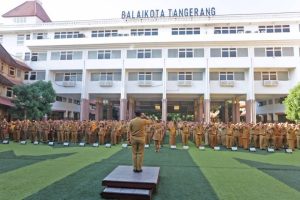 Sekda Kota Tangerang Herman Suwarman memimpin Apel Pegawai dan memberikan arahan strategis mengenai produktivitas ASN di Lapangan Puspem.