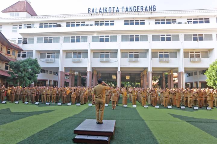 Sekda Kota Tangerang Herman Suwarman memimpin Apel Pegawai dan memberikan arahan strategis mengenai produktivitas ASN di Lapangan Puspem.