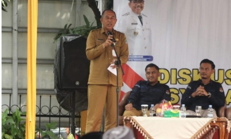 Jajaran narasumber dari DPRD, KPU, dan Kejaksaan saat memberikan materi dalam kegiatan Diskusi Partisipasi Masyarakat yang digelar Kesbangpol Kota Tangerang di Kecamatan Cipondoh, Selasa (28/4/2026).