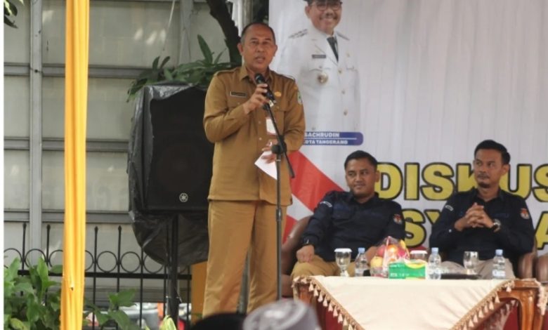 Jajaran narasumber dari DPRD, KPU, dan Kejaksaan saat memberikan materi dalam kegiatan Diskusi Partisipasi Masyarakat yang digelar Kesbangpol Kota Tangerang di Kecamatan Cipondoh, Selasa (28/4/2026).