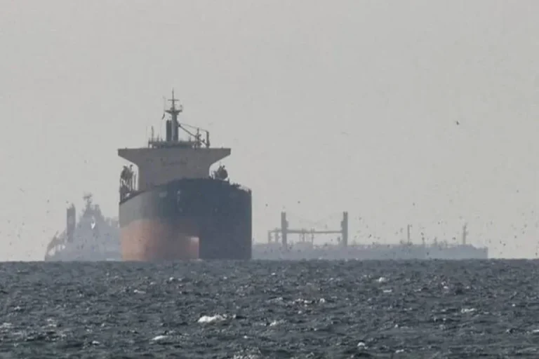 Ilustrasi kapal tanker raksasa VLCC yang sedang berlayar di perairan internasional tanpa sinyal AIS.