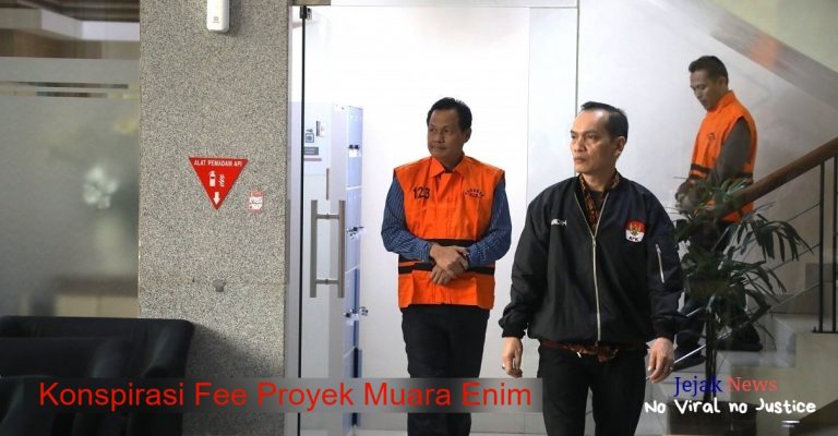 Konferensi pers KPK yang memperlihatkan barang bukti uang tunai dan bagan skema pembagian persentase suap proyek Pemkab Muara Enim.
