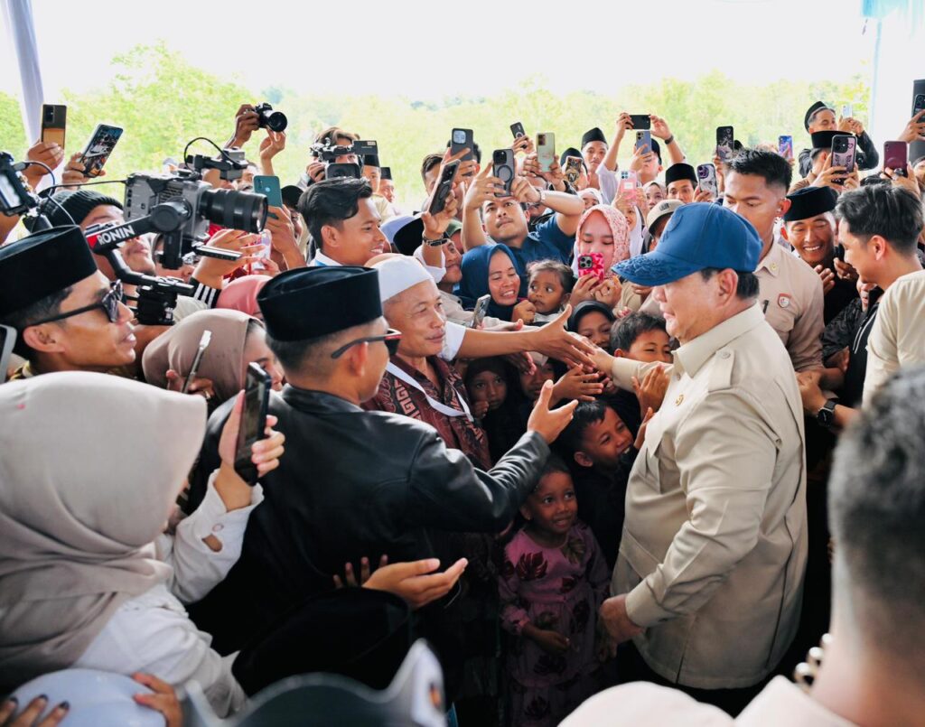 Presiden Prabowo Subianto menandatangani prasasti peresmian jalan daerah IJD di Ruas Kedungdung–Bringkoning, Sampang, didampingi jajaran kementerian PU dan pejabat daerah setempat.