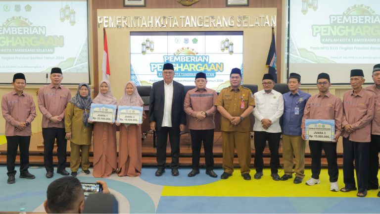 Wali Kota Benyamin Davnie saat menyerahkan piagam penghargaan secara simbolis kepada perwakilan kafilah remaja di Ruang Blandongan.