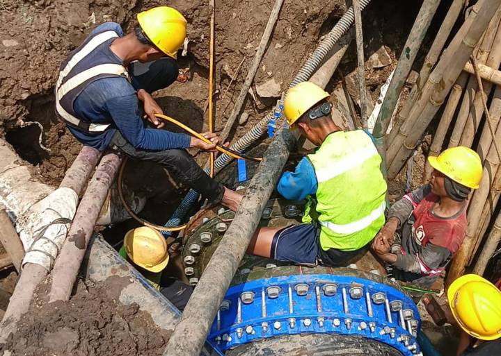 Petugas teknis Perumda Tirta Benteng Kota Tangerang memasang instalasi pipa air bersih ke pemukiman warga Zona 2