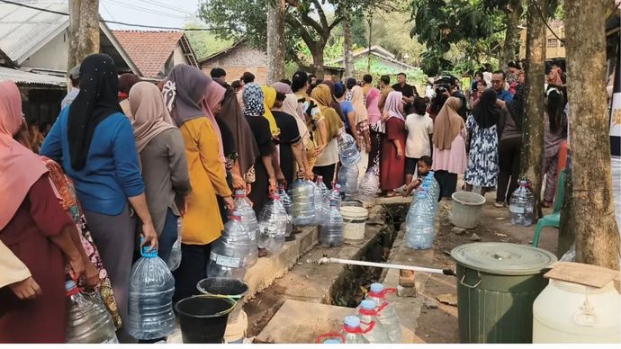 Dampak kemarau ekstrem yang melanda sejak Mei 2026 menyebabkan 13 kecamatan di Kabupaten Tangerang mengalami krisis air bersih parah. Sebanyak 6.260 jiwa atau 1.565 kepala keluarga di 64 desa terpaksa mengandalkan pasokan tangki darurat dan membeli air galon untuk bertahan hidup.