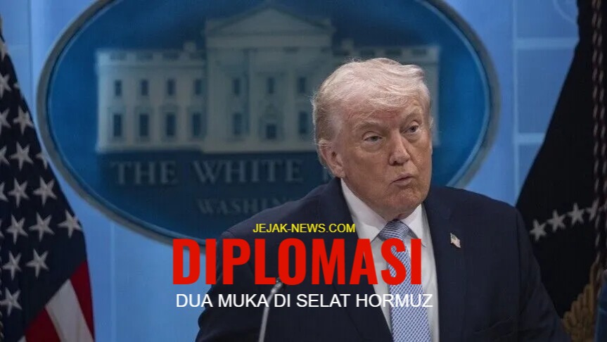 Kapal perang Angkatan Laut AS yang sedang berpatroli di perairan Selat Hormuz dengan latar belakang kepulan asap samar dari kejauhan.