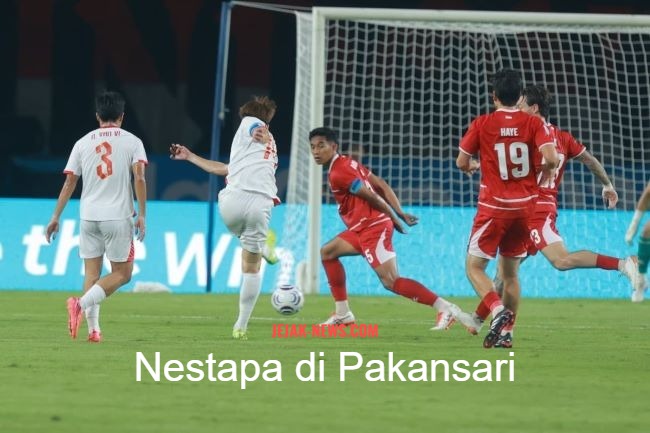 Ekspresi lesu para pemain Timnas Indonesia setelah kebobolan gol ketiga dari Vietnam di tengah lapangan.