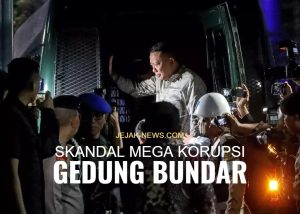 Foto mantan Jampidsus Febrie Adriansyah saat mengenakan kemeja rapi pasca-pemeriksaan intensif di Gedung Kejaksaan Agung RI.