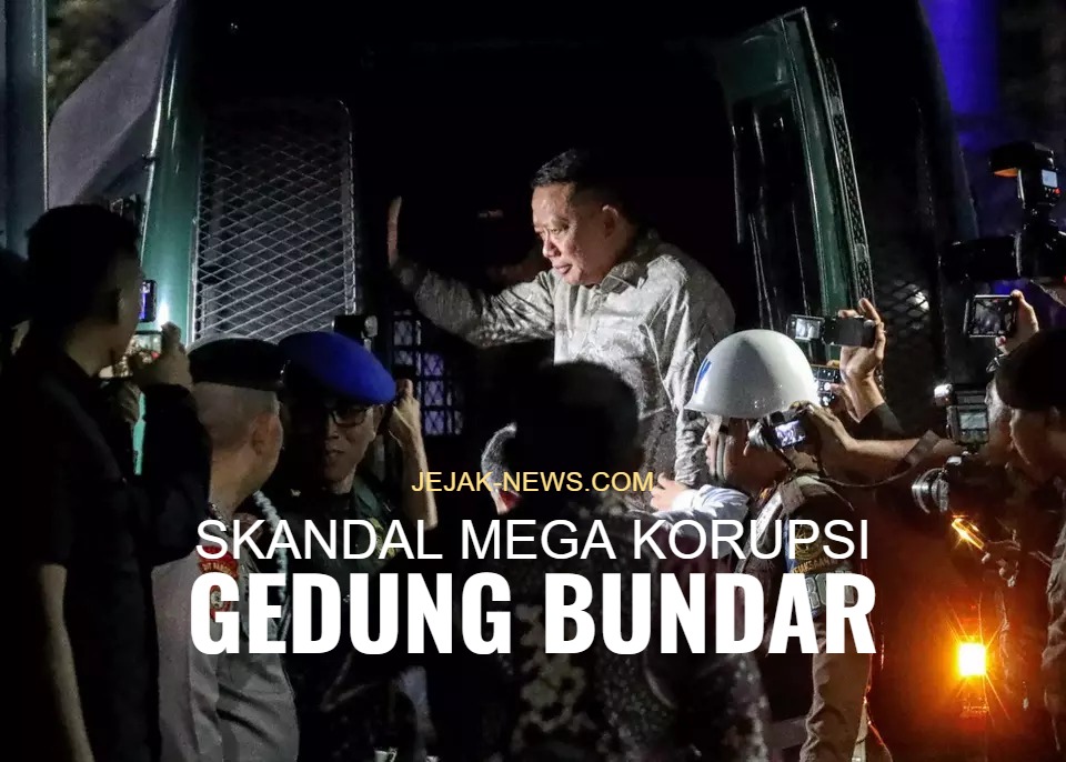 Foto mantan Jampidsus Febrie Adriansyah saat mengenakan kemeja rapi pasca-pemeriksaan intensif di Gedung Kejaksaan Agung RI.