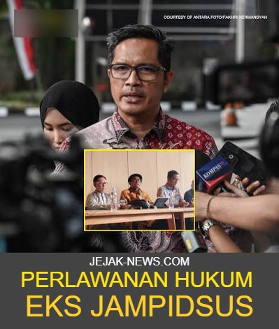 Kuasa hukum Firman Wijaya memberikan keterangan pers mengenai poin gugatan praperadilan di Pengadilan Negeri Jakarta Selatan.
