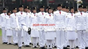 Formasi barisan Paskibraka Nasional bersiap mengibarkan bendera Merah Putih dalam upacara HUT RI.