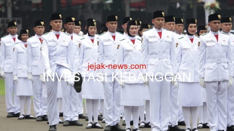 Formasi barisan Paskibraka Nasional bersiap mengibarkan bendera Merah Putih dalam upacara HUT RI.