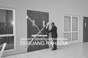 Garis polisi terpasang di depan pintu ruang kerja mantan ketua yayasan sekolah swasta di Kebayoran Lama, tempat ditemukannya ratusan senjata api dan narkoba.
