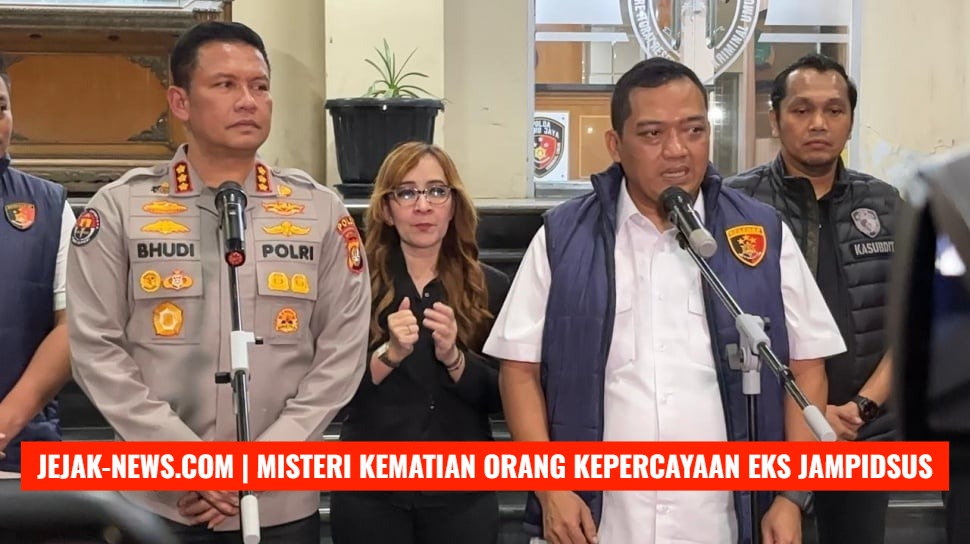 Foto dokumentasi Dirkrimum Polda Metro Jaya Kombes Iman Imanuddin didampingi jajaran penyidik saat memberikan keterangan pers terkait perkembangan kasus kematian Sutrimo di depan gedung Ditreskrimum, Jakarta, Agustus 2026.Keterangan Foto: Akselerasi Hukum: Dirkrimum Polda Metro Jaya Kombes Iman Imanuddin mengumumkan kenaikan status kasus kematian Sutrimo, penjaga rumah eks pejabat Kejagung, ke tahap penyidikan dengan persangkaan pasal pembunuhan berencana.