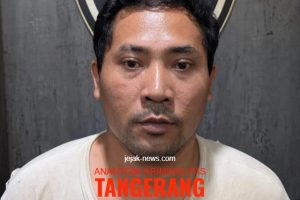 Kolase foto penangkapan pria berbaju putih oleh Tim Jatanras Polda Metro Jaya di Benda, bersanding dengan garis polisi (police line) yang terpasang di depan rumah kontrakan tempat kejadian perkara (TKP).