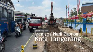 Pekerja DPUPR Kota Tangerang melakukan rekonstruksi jalan raya terintegrasi