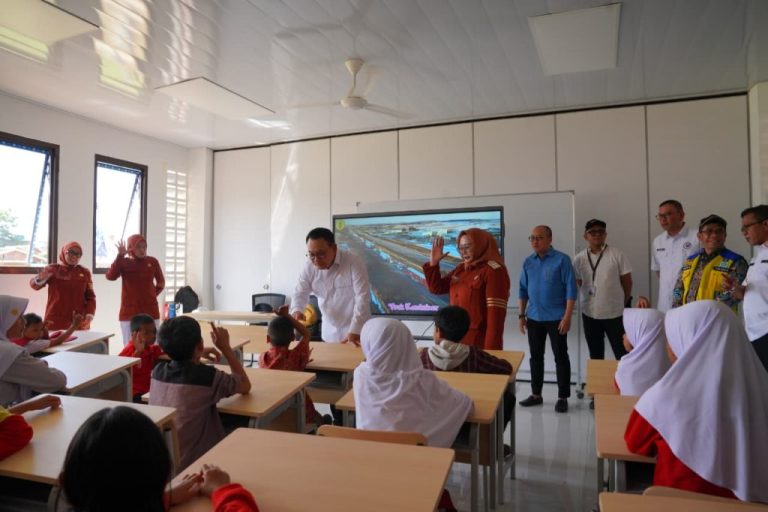 Kepala Staf Kepresidenan Jenderal (Purn) Dudung Abdurachman bersama jajaran meresmikan pembukaan MPLS di kompleks SRT 4 Kabupaten Bandung.