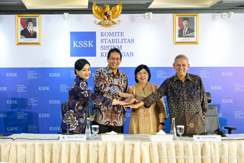 Menteri Keuangan Purbaya Yudhi Sadewa saat memberikan pemaparan dalam konferensi pers bersama jajaran anggota KSSK di Jakarta.