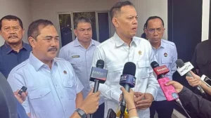 Irjen Kemenimipas Rudi Setiawan saat memberikan keterangan pers resmi di Lapas Kelas IIA Cibinong terkait pencopotan lima pejabat struktural.