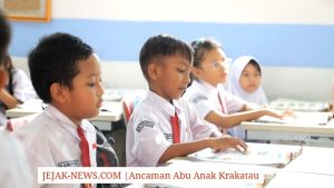 Siswa belajar daring di rumah dengan gawai didampingi orang tua.