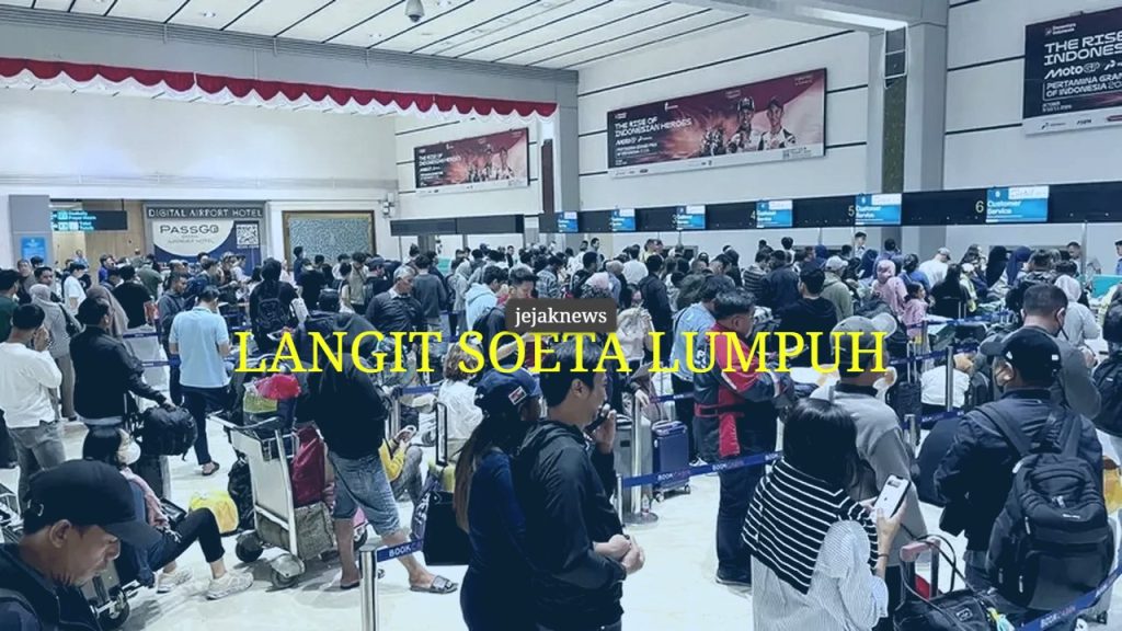 Suasana kepadatan calon penumpang yang tertahan di terminal keberangkatan Internasional Bandara Soekarno-Hatta akibat pembatalan penerbangan erupsi Gunung Anak Krakatau.